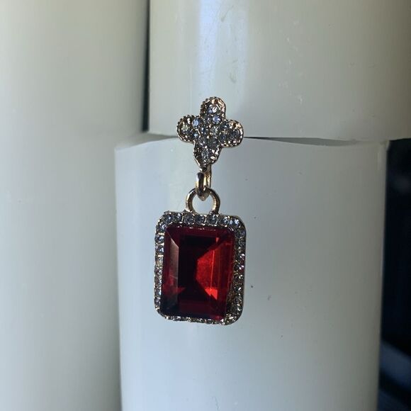 Vintage Gorgeous Blood Red Glass cabochon and clover-pattern drop earrings - Picture 2 of 3